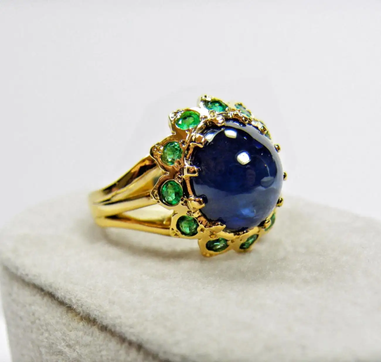 9.00 Carat Cabochon Cut Blue Sapphire Emerald Ring 18 Karat