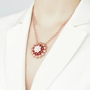 Bouton d'or pendant For Sale