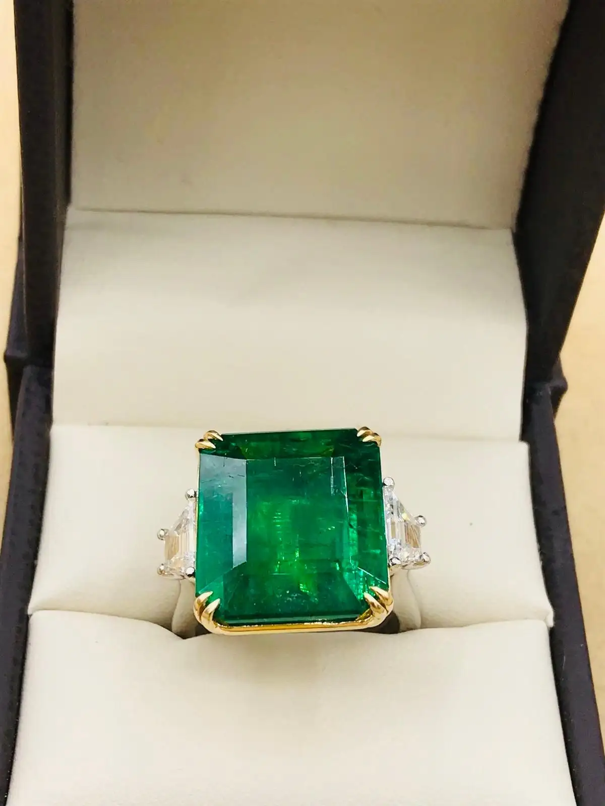 Emilio Jewellery Certified Vivid Green 17.08 Carat Emerald Diamond Ring Emilio Jewellery Certified Vivid Green 17.08 Carat Emerald Diamond Ring
